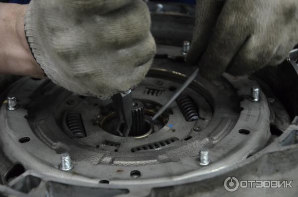 высвобождаем тубус выжимного подшипника