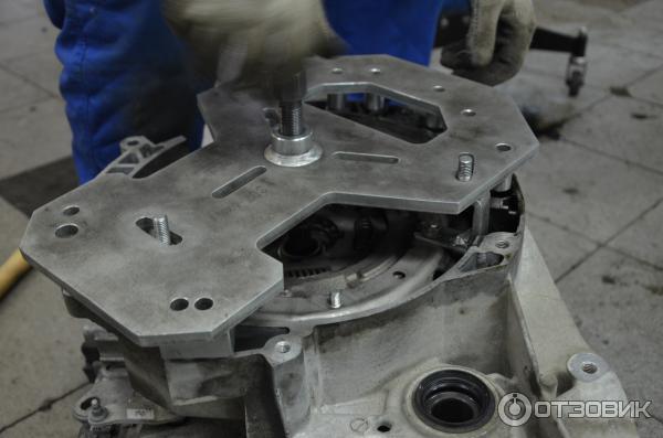 установив приспособу, начинаем закричивать центральный болт, утапливая первичный вал