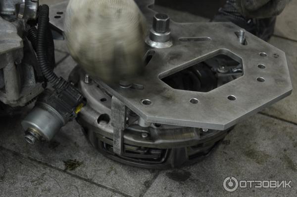 Освобождаем приспособу от старого блока сцепления