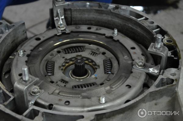 Накручиваем лапки приспособы с трёх сторон и готовимся высвобождать блок сцепления