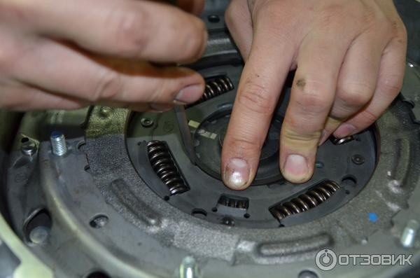 Заводим большое стопорное кольцо