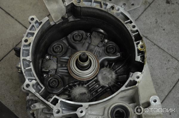 Дефектуем DSG. На лицо следы течи масла.