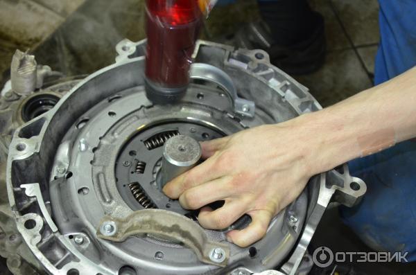 Аккуратными постукиванием киянки по оправке усадим блок сцепления на первичный вал до самого конца.