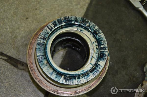 Недопустимо для дальнейшего использования. Требуется замена выжимного подшипника
