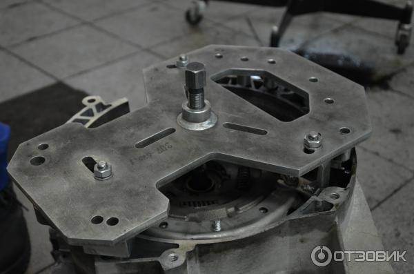 закручиваем три гайки по периметру приспособы. Теперь мы можем вынуть блок сцепления