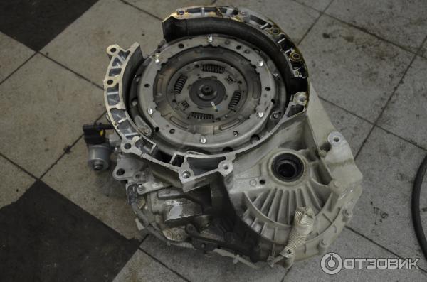 Неподвижно закрепляем DSG на полу, подложив рукоять того же молотка под улубление