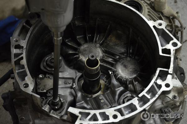 Освобождаем вилки выжима блока сцепления, дабы добраться до сальника первичного вала