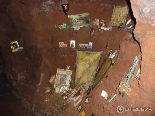 Иконы в коридорах пещер