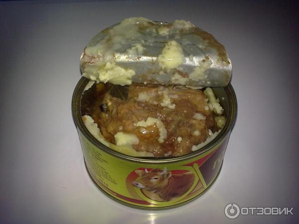 только что открытая банка говядины тушеной Сделано в СССР высший сорт
