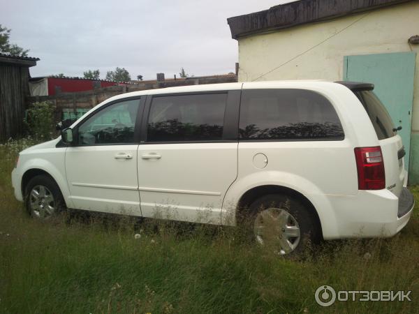 Автомобиль Dodge Caravan минивен фото