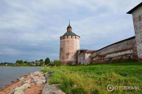 вид на монастырь с озера
