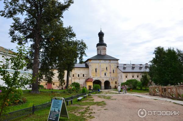 Святые ворота с надвратной церковью Иоанна Лествичника