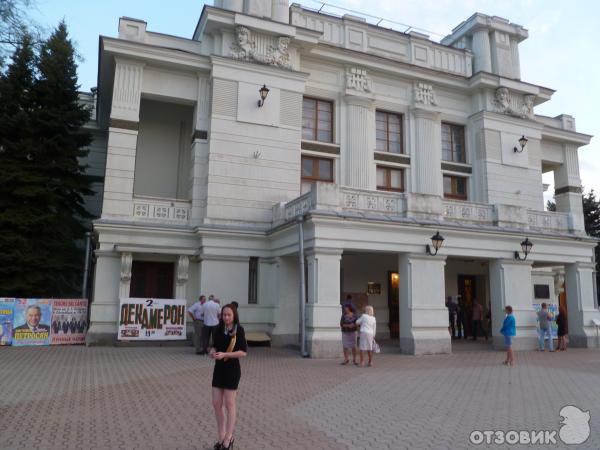 Театр им пушкина евпатория афиша. С. Театр пушкина евпатория. Городской театр евпатория. Театр пушкина евпатория.