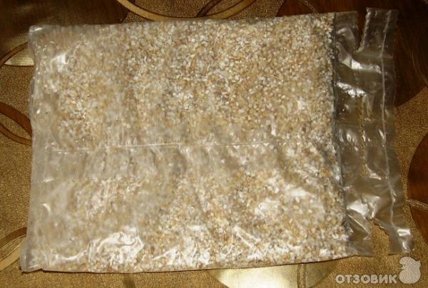 пакет с ячневой крупой на деревянном столе