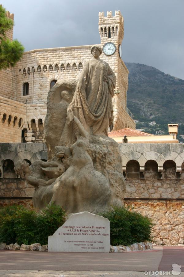 Монако город памятник гонщику. Статуя в монако. Монако экскурсии. Статуя в монако. Аллея скульптур в монако.