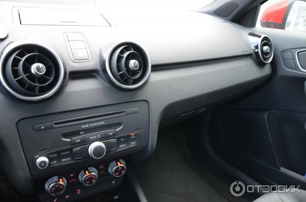 Audi A1 1.4T панель приборов мягкая и приятная на ощупь.