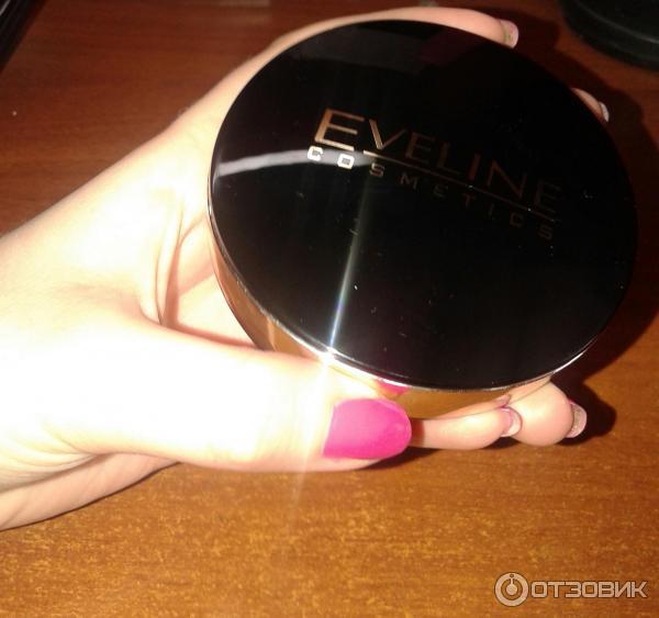 Минеральная матирующая компактная пудра с разглаживающим эффектом Eveline Celebrities Beauty