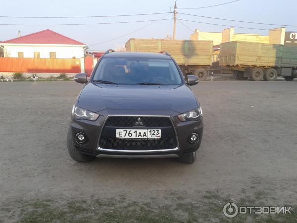 Автомобиль Mitsubishi Outlander XL кроссовер фото