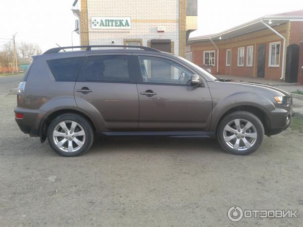 Автомобиль Mitsubishi Outlander XL кроссовер фото