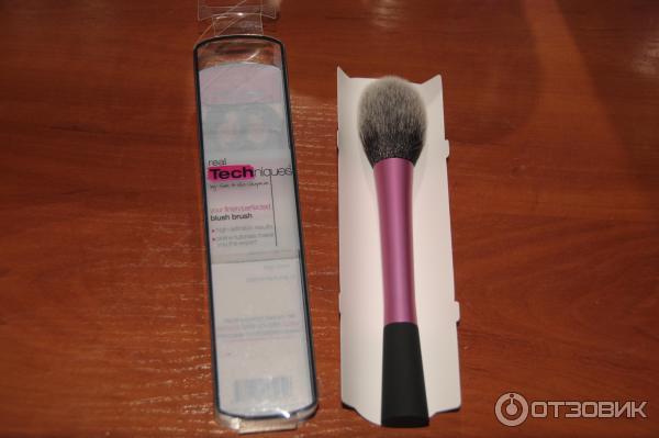 Кисть для румян Real Techniques Blush Brush фото