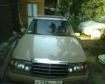 Автомобиль Mercedes-Benz W124 E220 седан фото