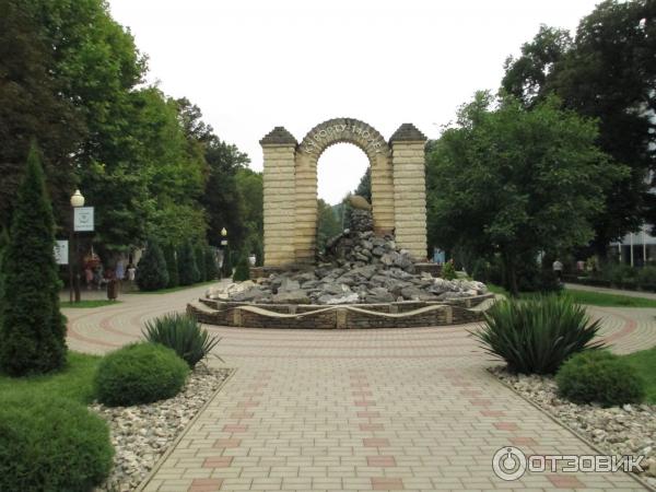 Парк горячий ключ краснодарский край. Горячий ключ парк культуры. Горячий ключ парк. Горячий ключ парк предгорье кавказа. Горячий ключ старый замок достопримечательности парк.