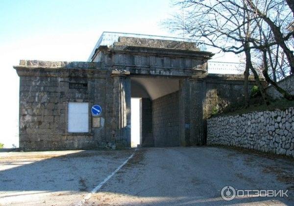 Байдарские ворота в крыму история. Байдарские ворота в Крыму. Перевал Байдарские ворота. Ресторан шалаш Байдарские ворота. Байдарские ворота роччощвна.