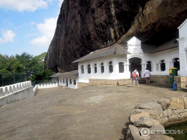 Дамбулла, пещерный буддийский храм в Шри-Ланка