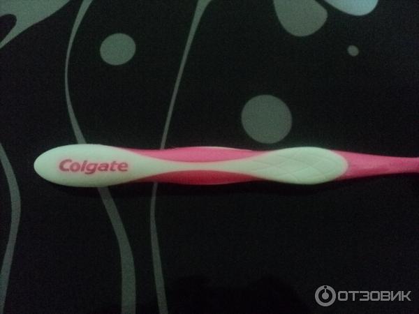 Зубная щетка Colgate Отбеливающая средней жесткости фото