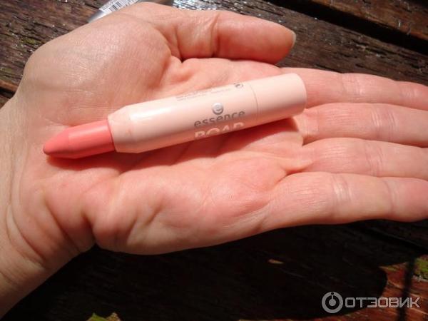 Губная помада карандаш в мини-формате Essence Mini Sheer Lipstick