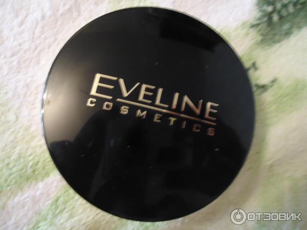 Минеральная матирующая компактная пудра с разглаживающим эффектом Eveline Celebrities Beauty фото