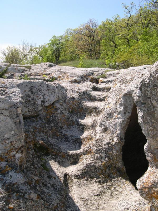 Средневековый пещерный город Эски-Кермен (Россия, Крым) фото