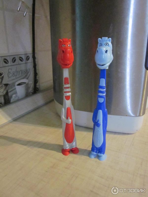 Детская зубная щетка Aquafresh Flexo Friends фото