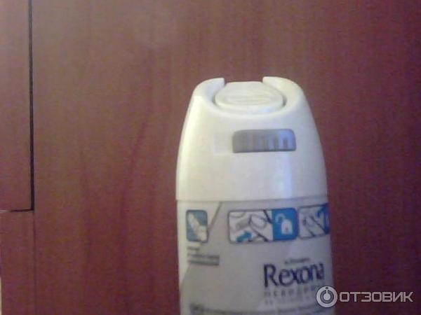 Антиперспирант Rexona невидимая защита на чёрном и белом